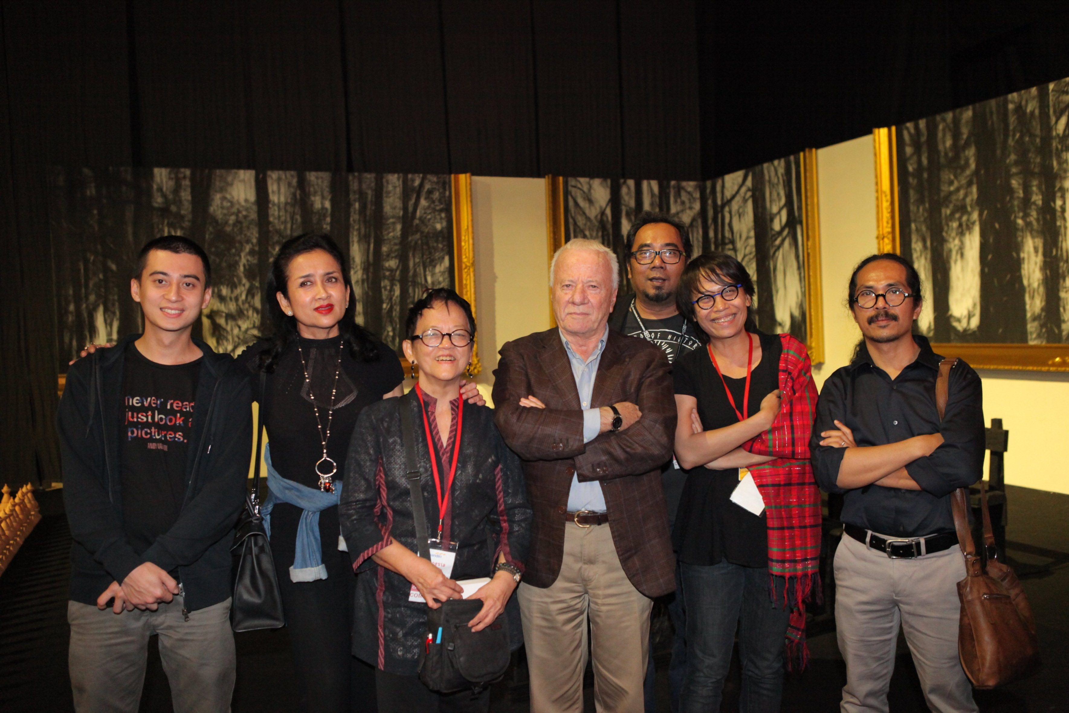 In Venice: L – R: Albert Yonathan, Sri Astari, Carla Boenpoen, Achille Bonito Oliva, who was a consultant, amongst others, for the pavilion, Rifky Effendy, Titarubi and Entang Wiharso. 3 ingham