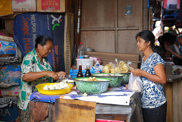 Tofu, an important source of protein for many Indonesians, has become very expensive. Controversy reigns about the best way of making sure this staple food is affordable / Alpha (Flickr) Overprotection is not the answer